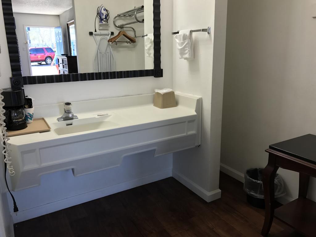 Americas Best Value Inn & Suites Ръселвил Екстериор снимка
