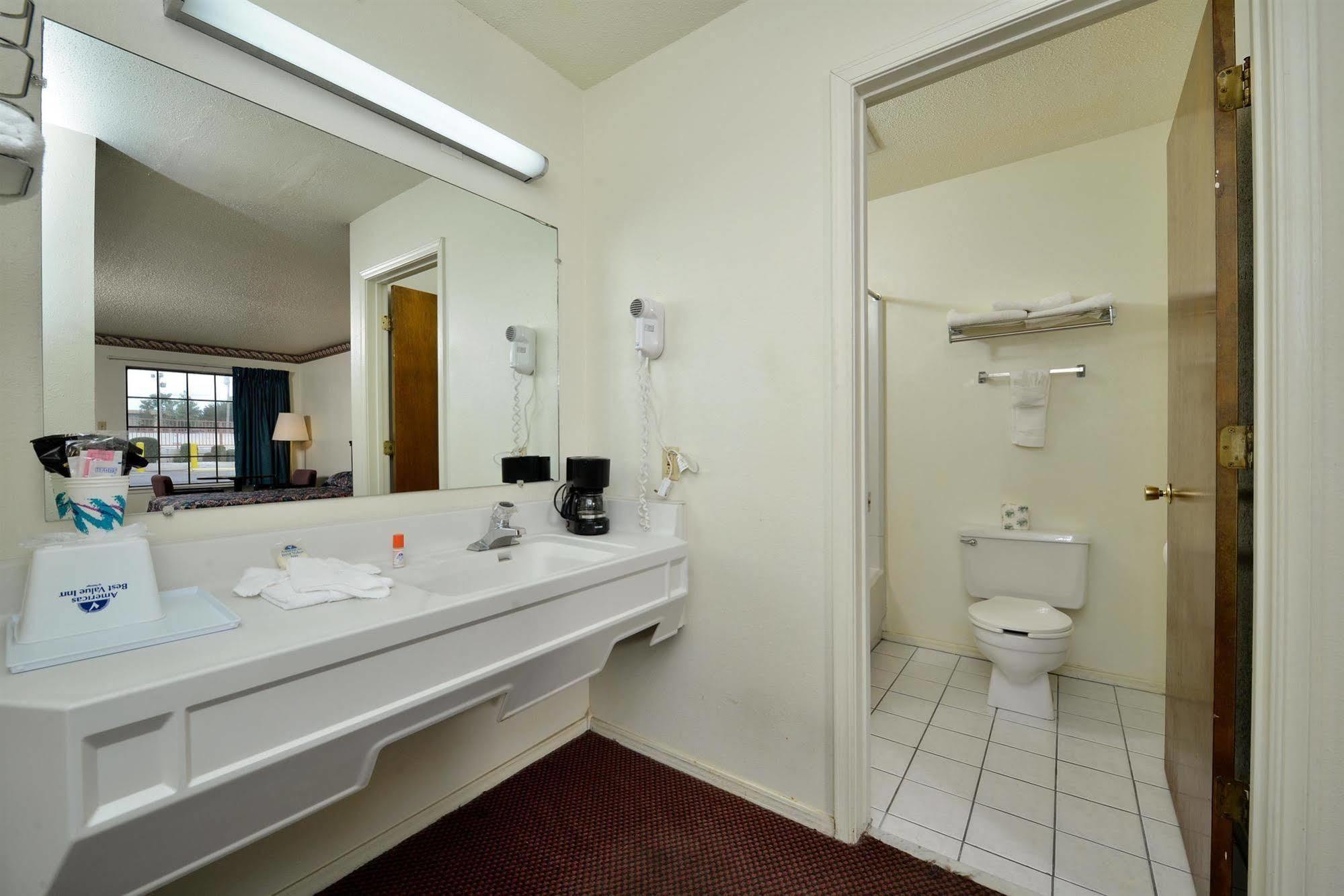 Americas Best Value Inn & Suites Ръселвил Екстериор снимка